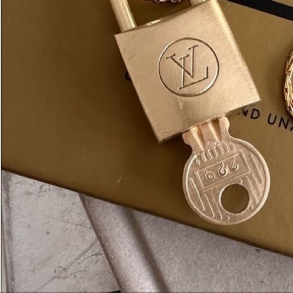 Louis Vuitton Square 200 Series Square Lock & Key - Picture 2 of 8